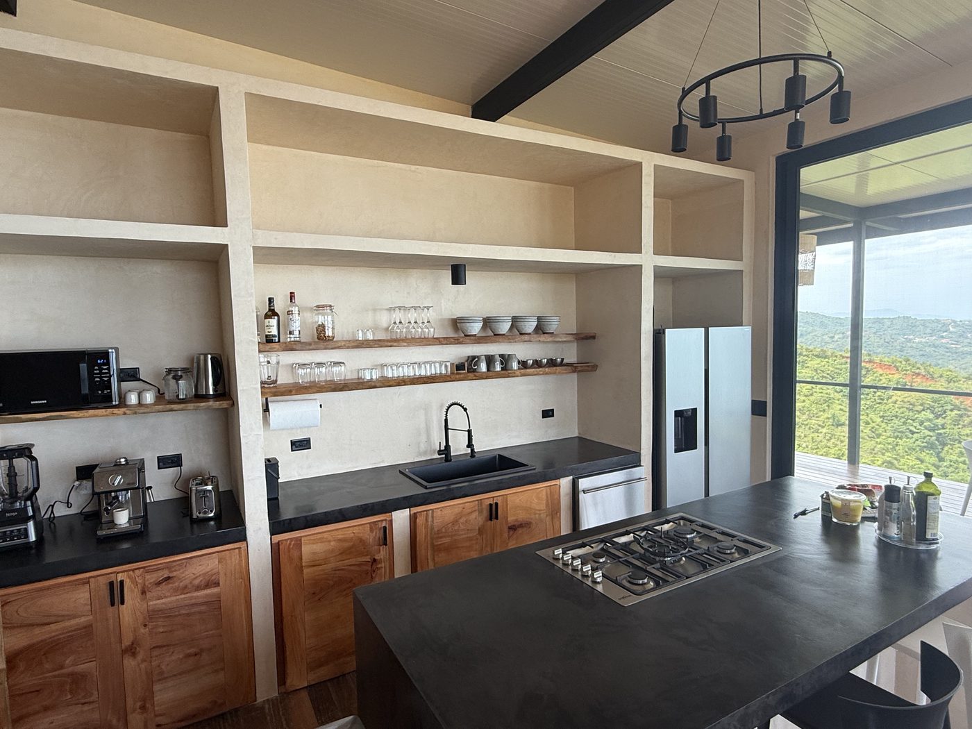Cuisine sur mesure avec vue sur la jungle, villa entre jungle et mer
