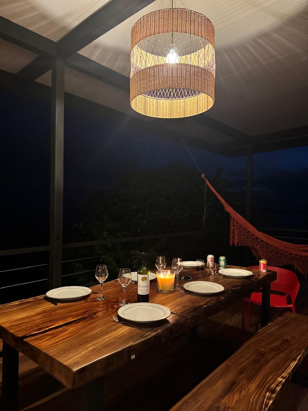 Salle à manger extérieure en bois sur mesure au crépuscule