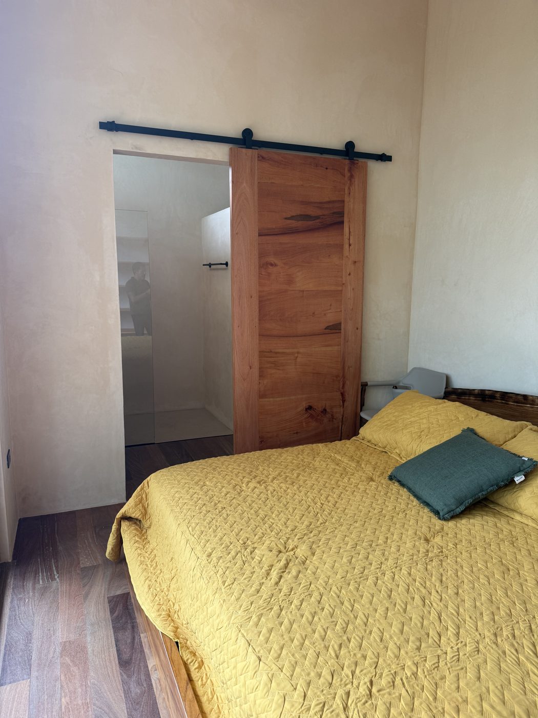 Chambre avec porte coulissante en bois sur mesure